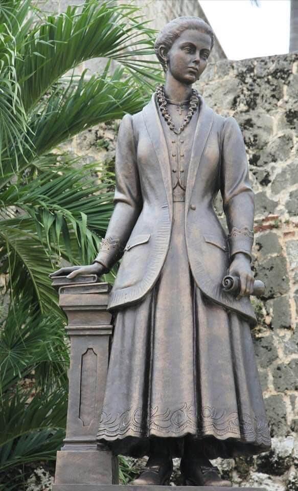 Estatua Salomé Ureña